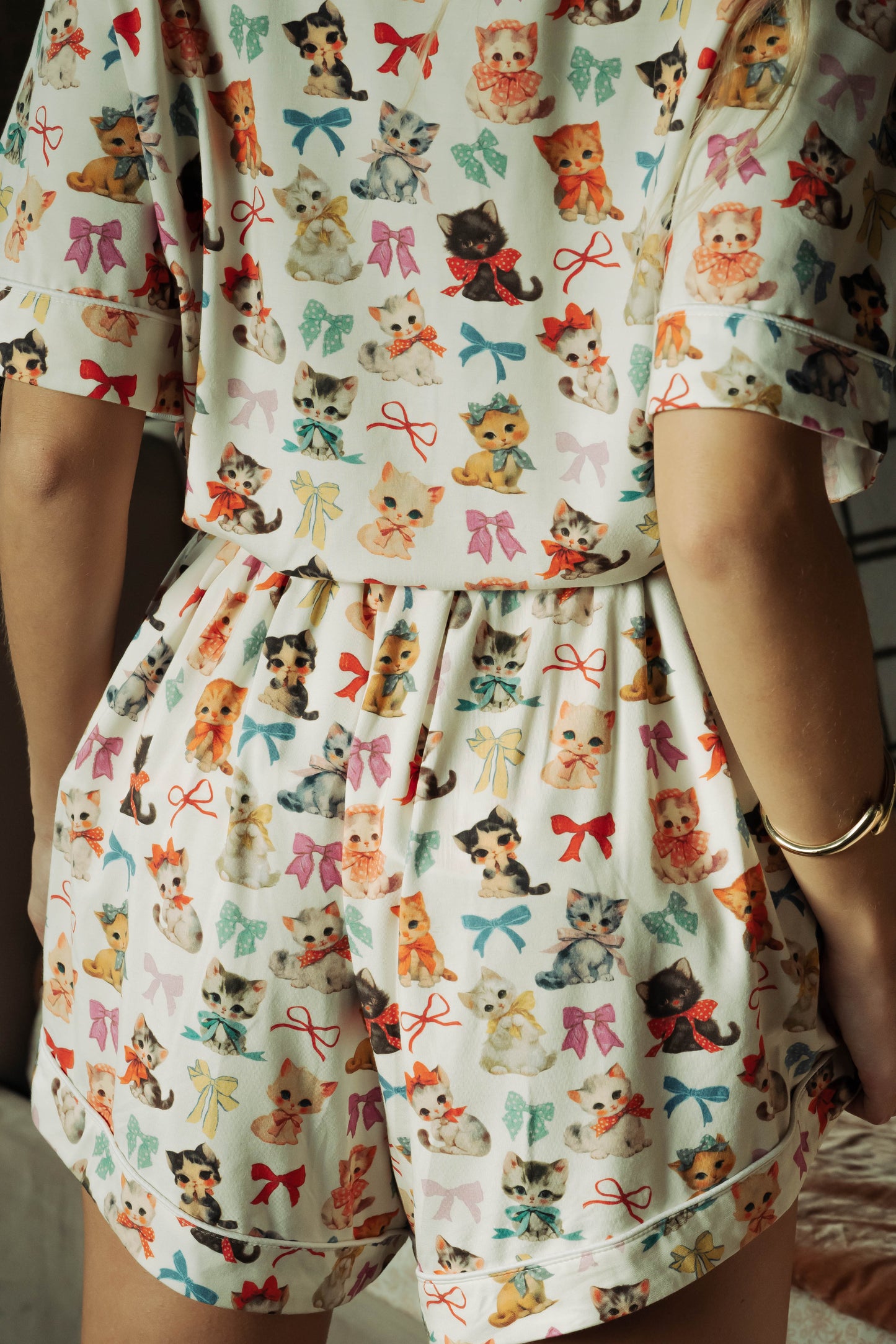 WOMAN IN MODAL SHORT PJ SET WITH PRINTED KITTENS AND BOWS