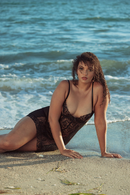 WOMAN IN BLACK UNDERWIRE SLIP