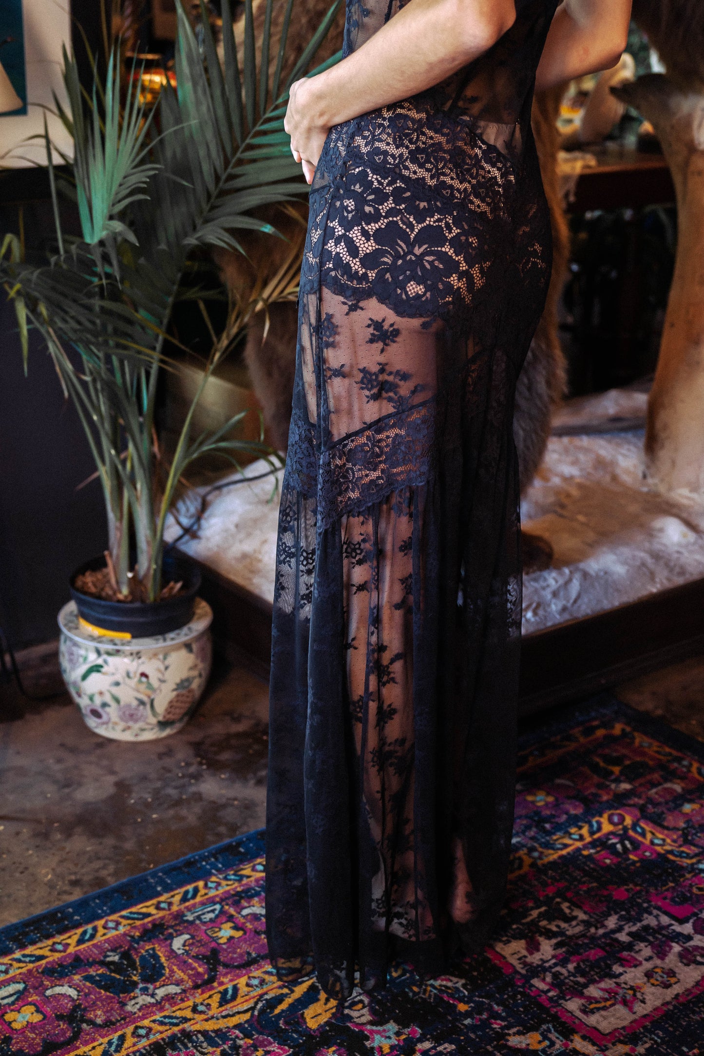 WOMAN IN LACE BLACK MAXI DRESS