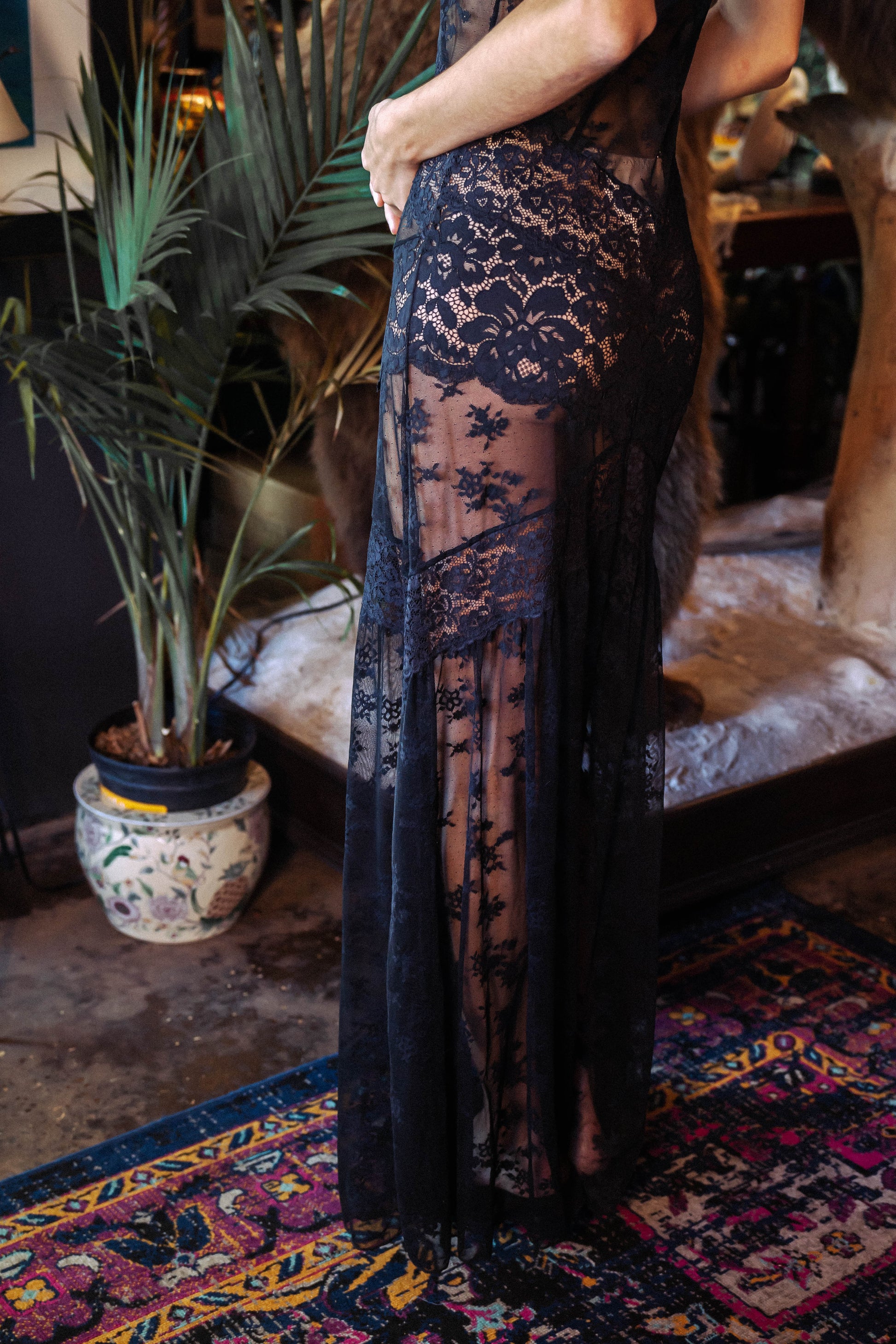 WOMAN IN LACE BLACK MAXI DRESS