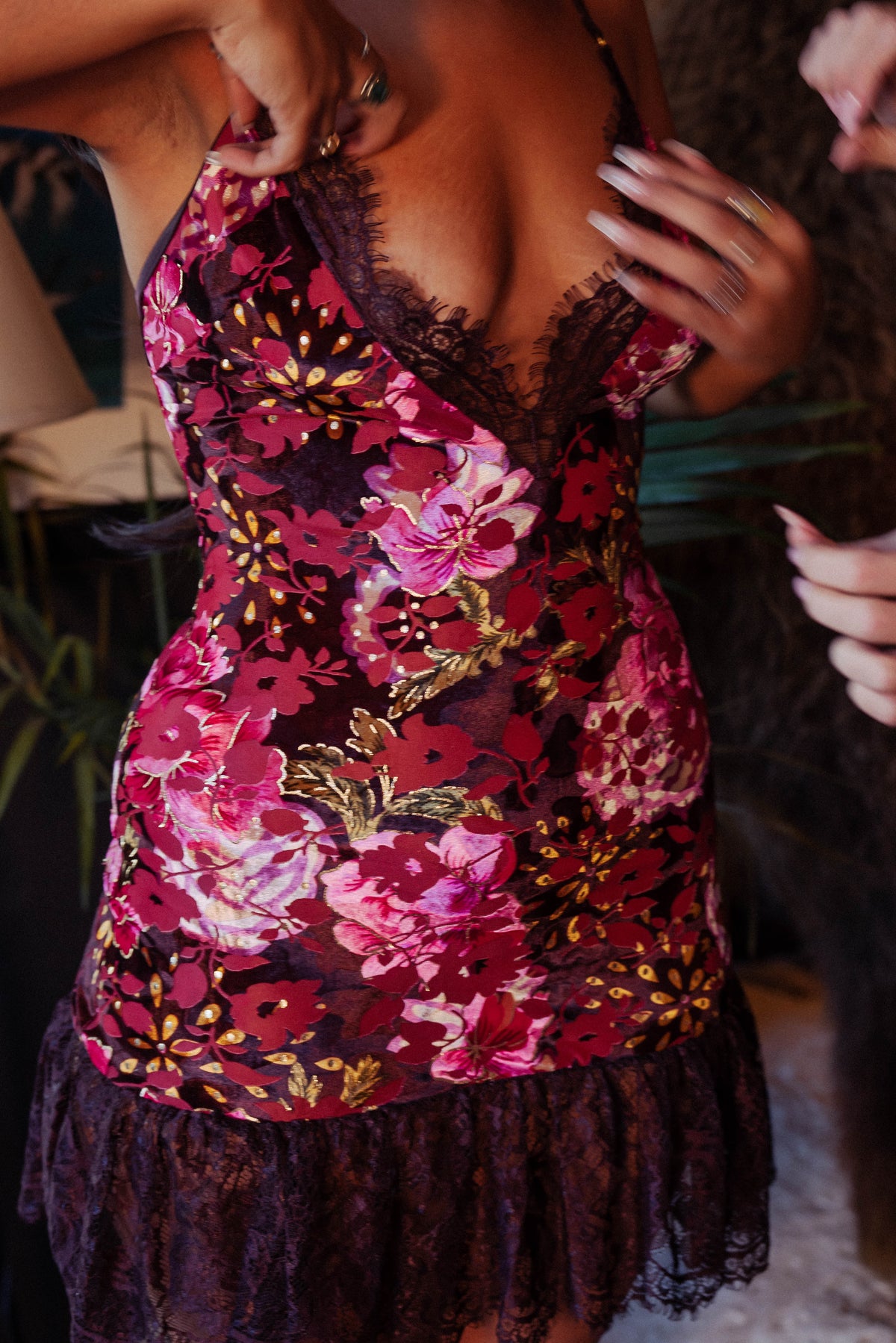 WOMAN WEARING MINI SLIP