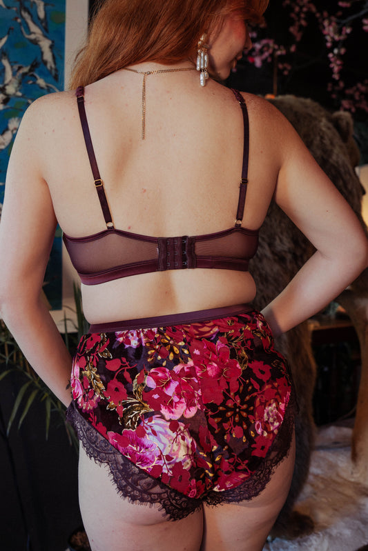 WOMAN WEARING TAP SHORT