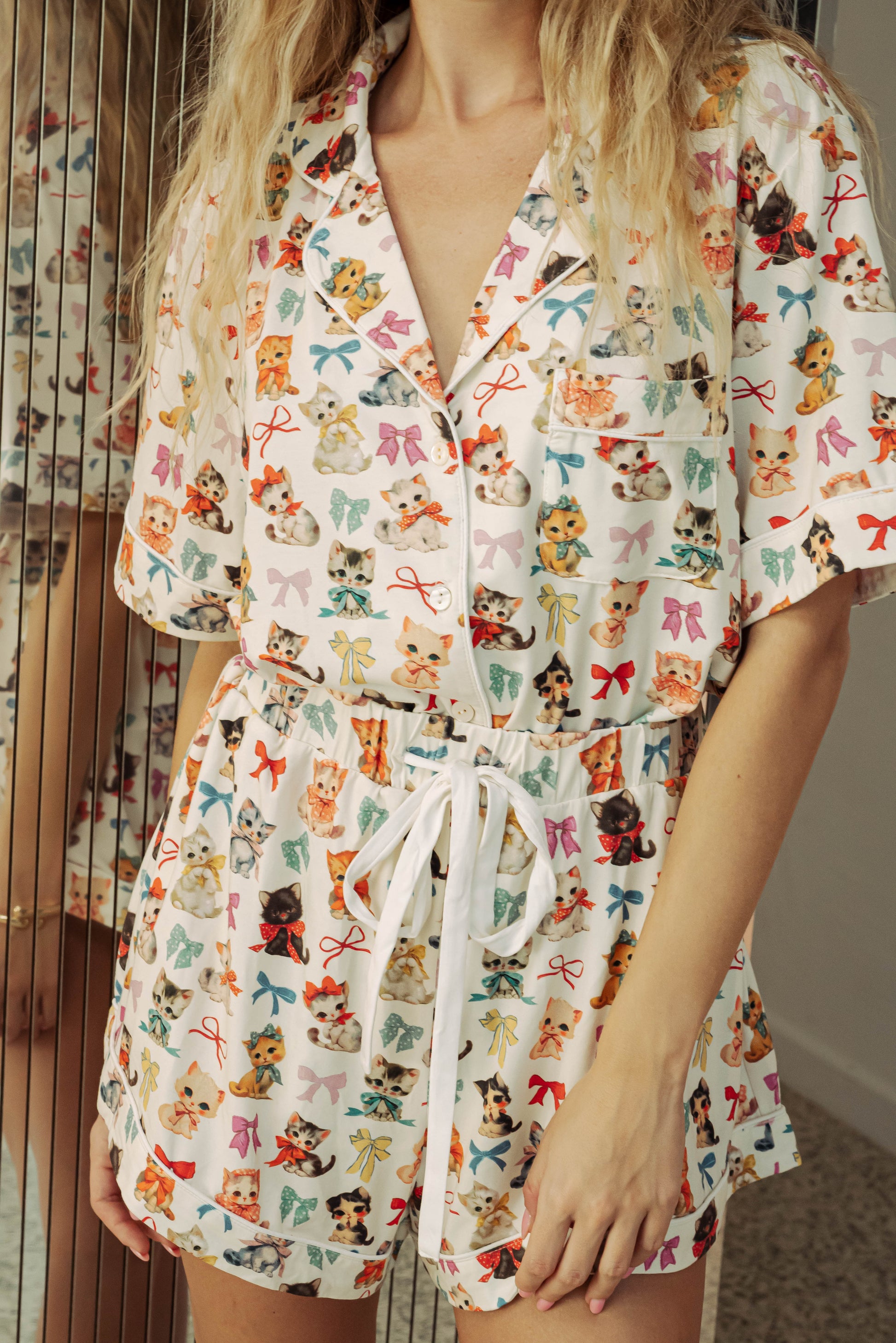 WOMAN IN MODAL SHORT PJ SET WITH PRINTED KITTENS AND BOWS 