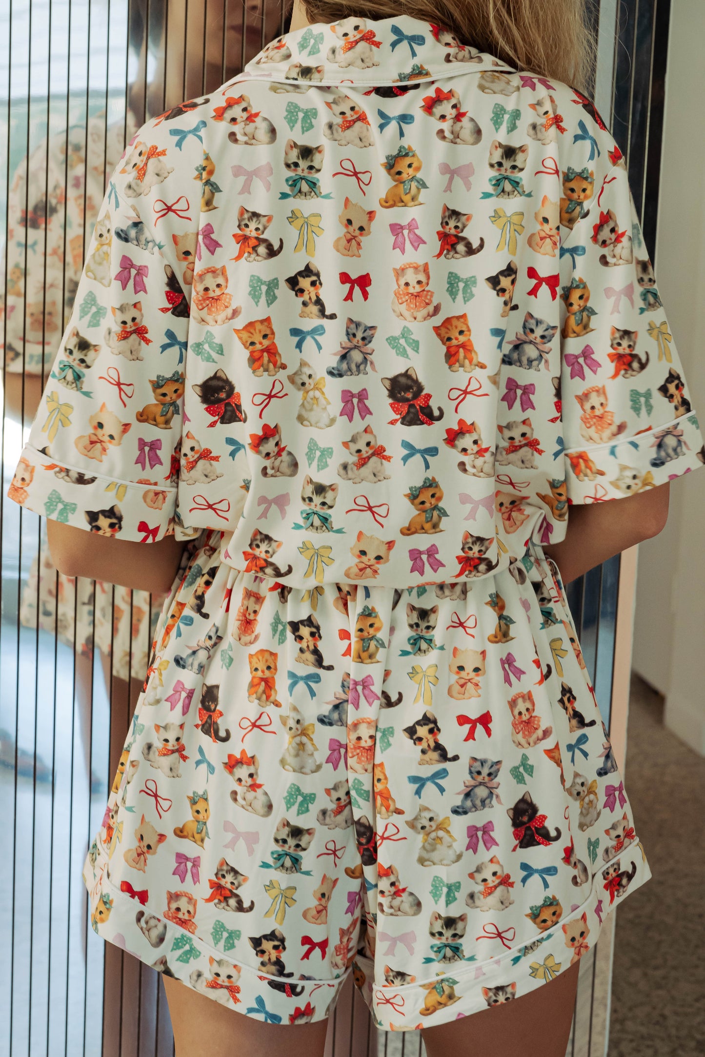 WOMAN IN MODAL SHORT PJ SET WITH PRINTED KITTENS AND BOWS 
