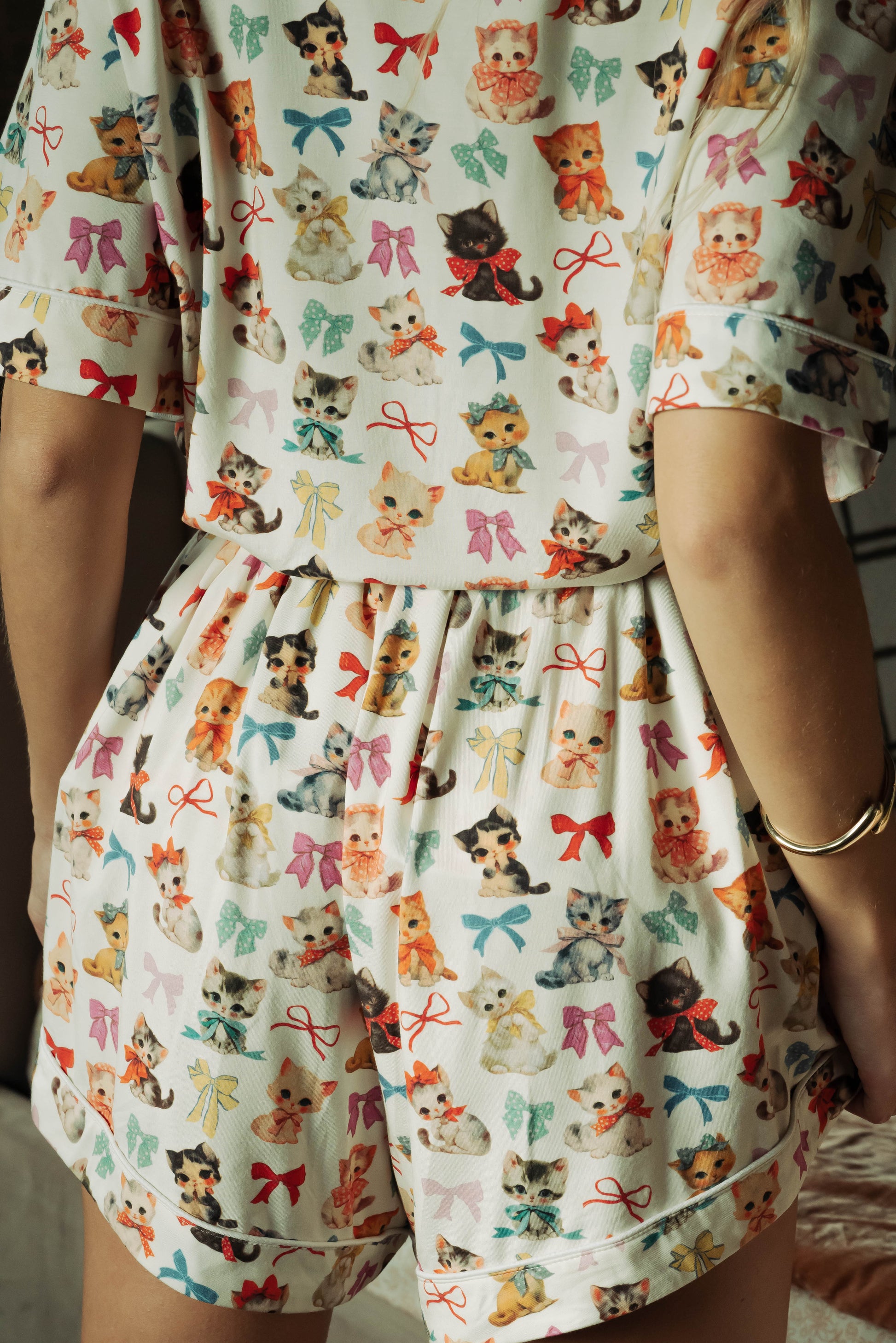WOMAN IN MODAL SHORT PJ SET WITH PRINTED KITTENS AND BOWS 