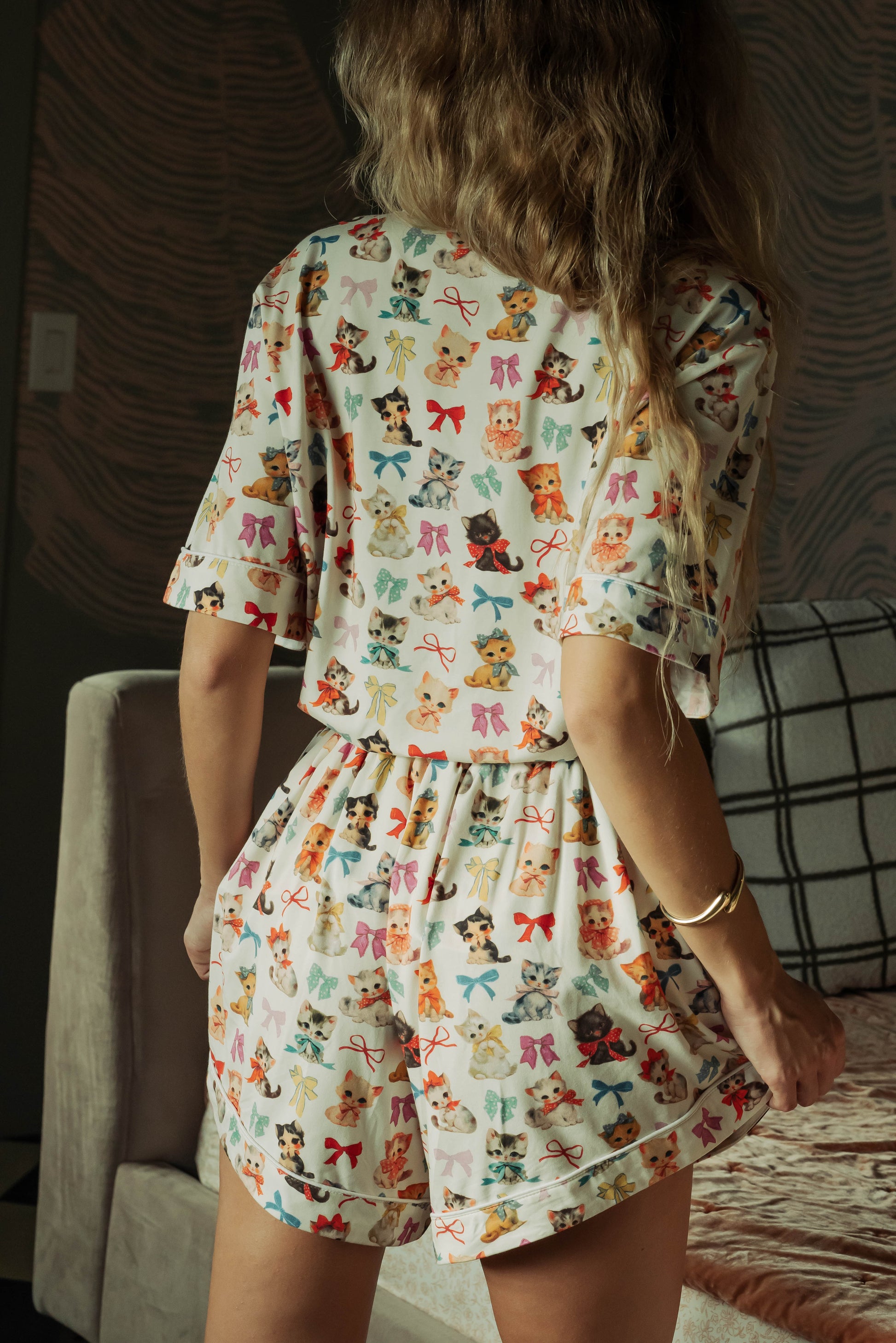 WOMAN IN MODAL SHORT PJ SET WITH PRINTED KITTENS AND BOWS 