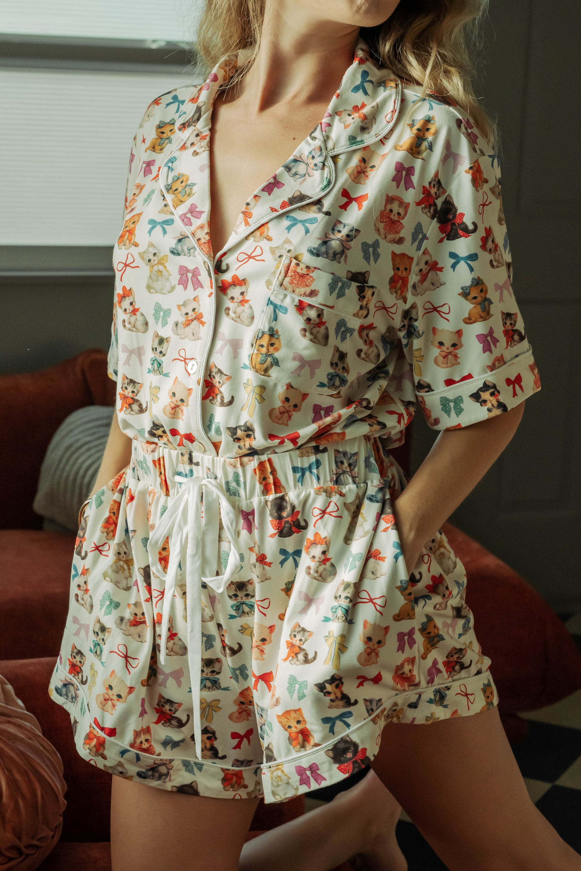 WOMAN IN MODAL SHORT PJ SET WITH PRINTED KITTENS AND BOWS 