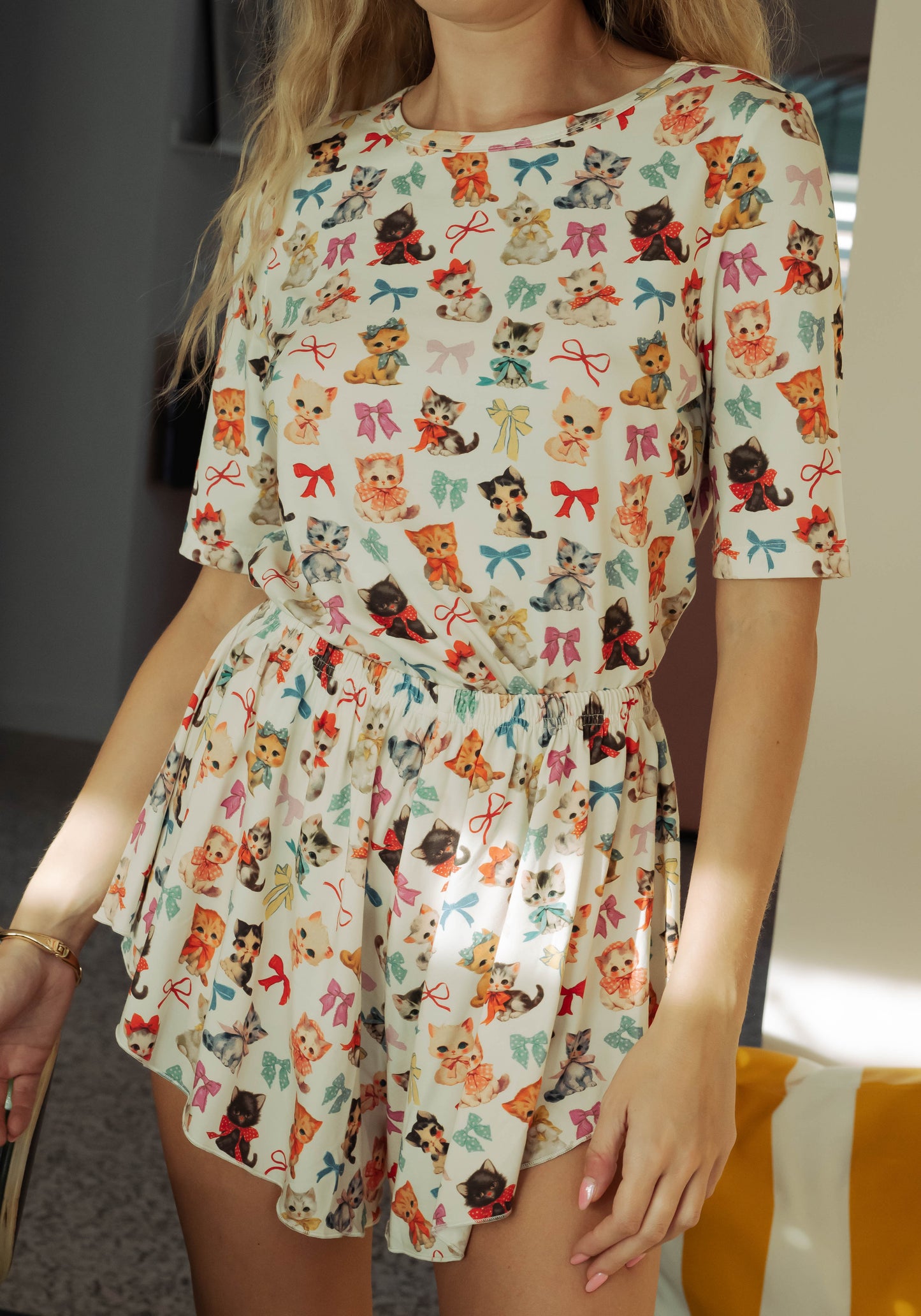 WOMAN IN KITTEN AND BOW PRINT T-SHIRT AND SHORT SET