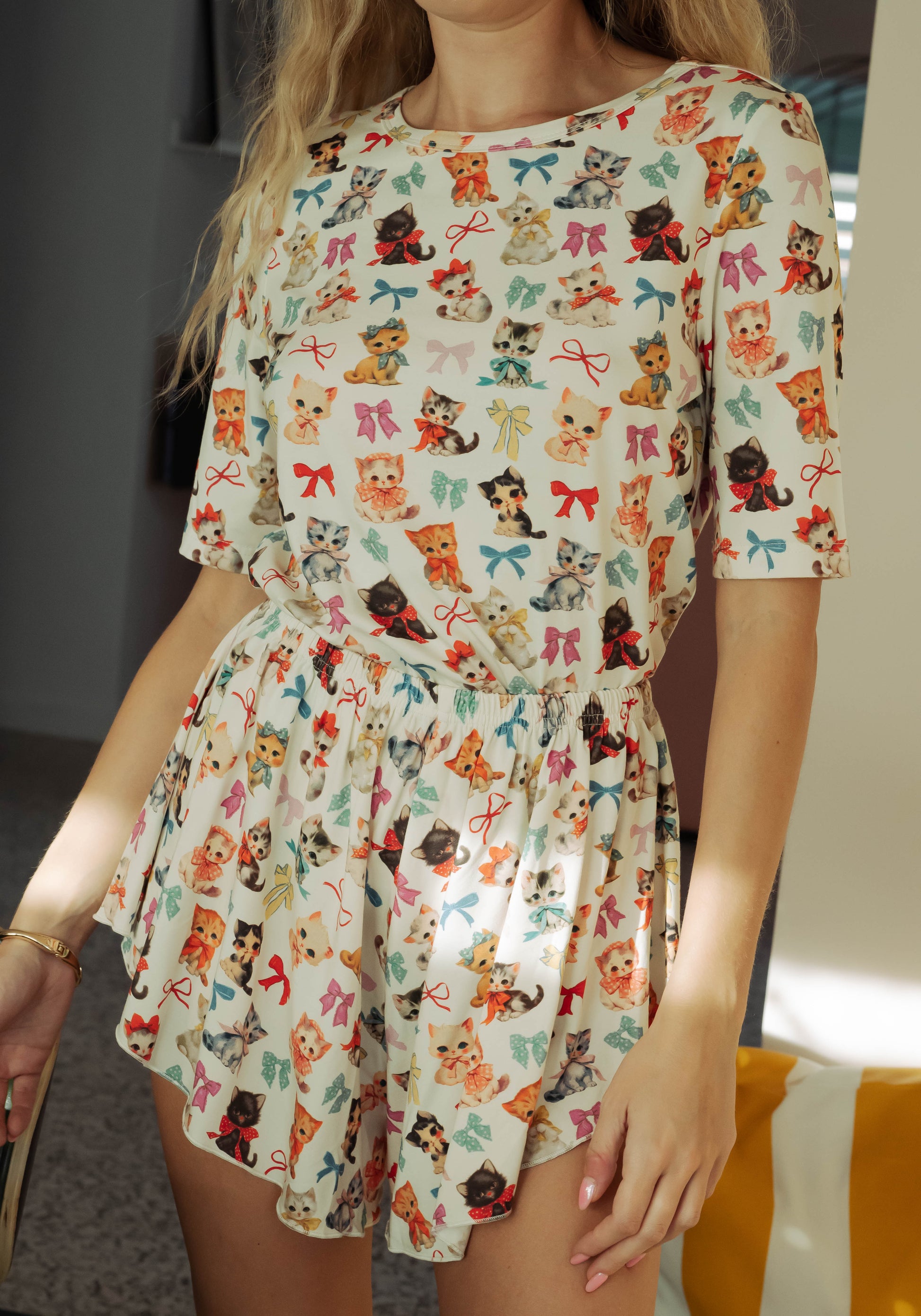 WOMAN IN KITTEN AND BOW PRINT T-SHIRT AND SHORT SET