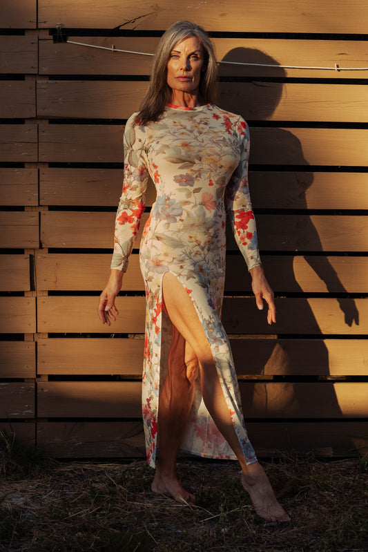 WOMAN IN FLOAL MAXI DRESS