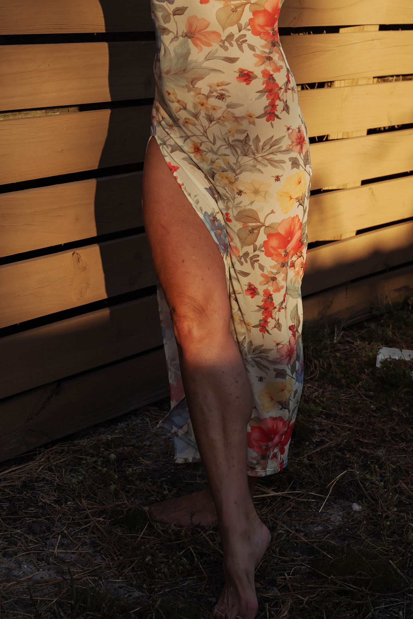 WOMAN IN FLOAL MAXI DRESS