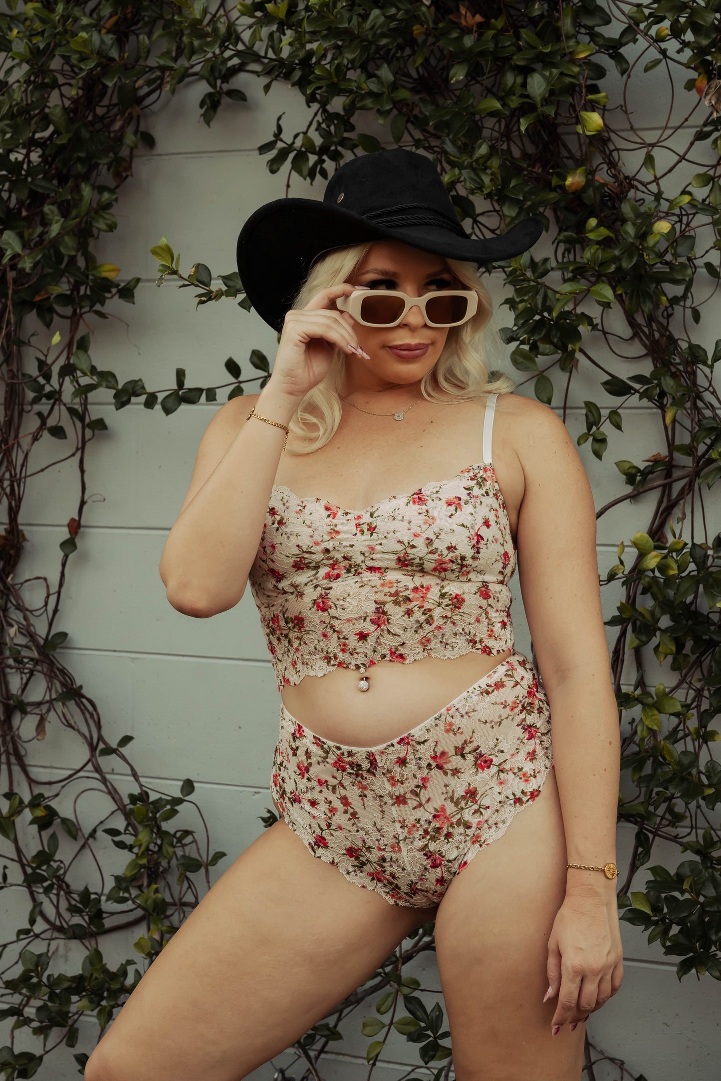 WOMAN IN FLORALLACE BRALETTE SET