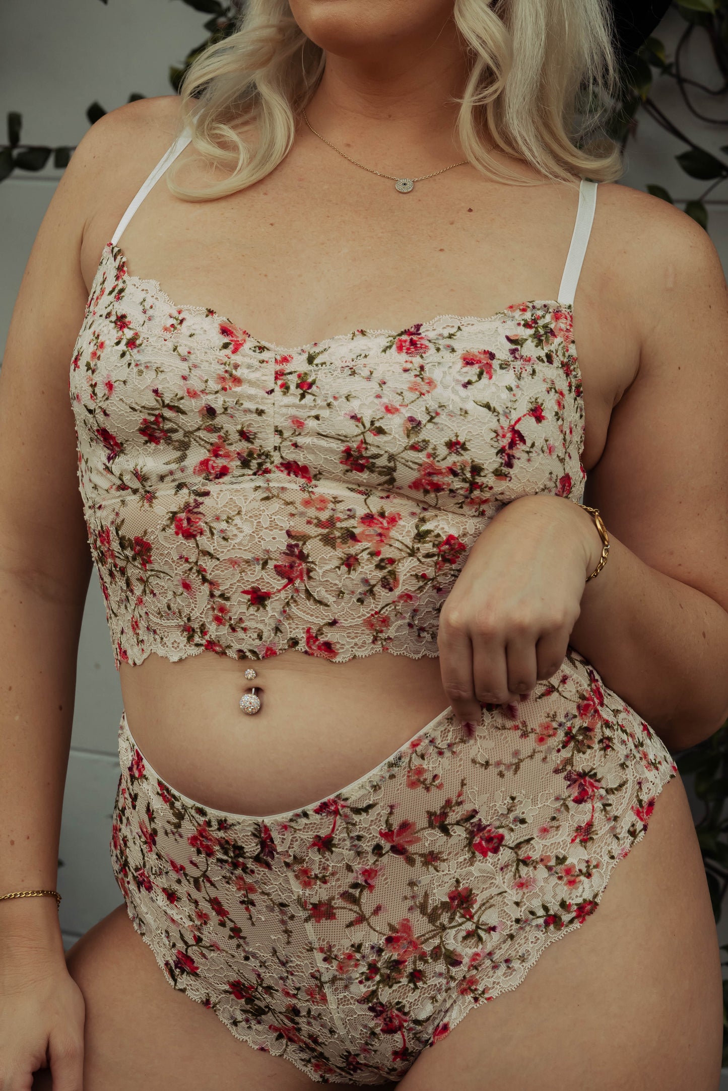 WOMAN IN FLORALLACE BRALETTE SET