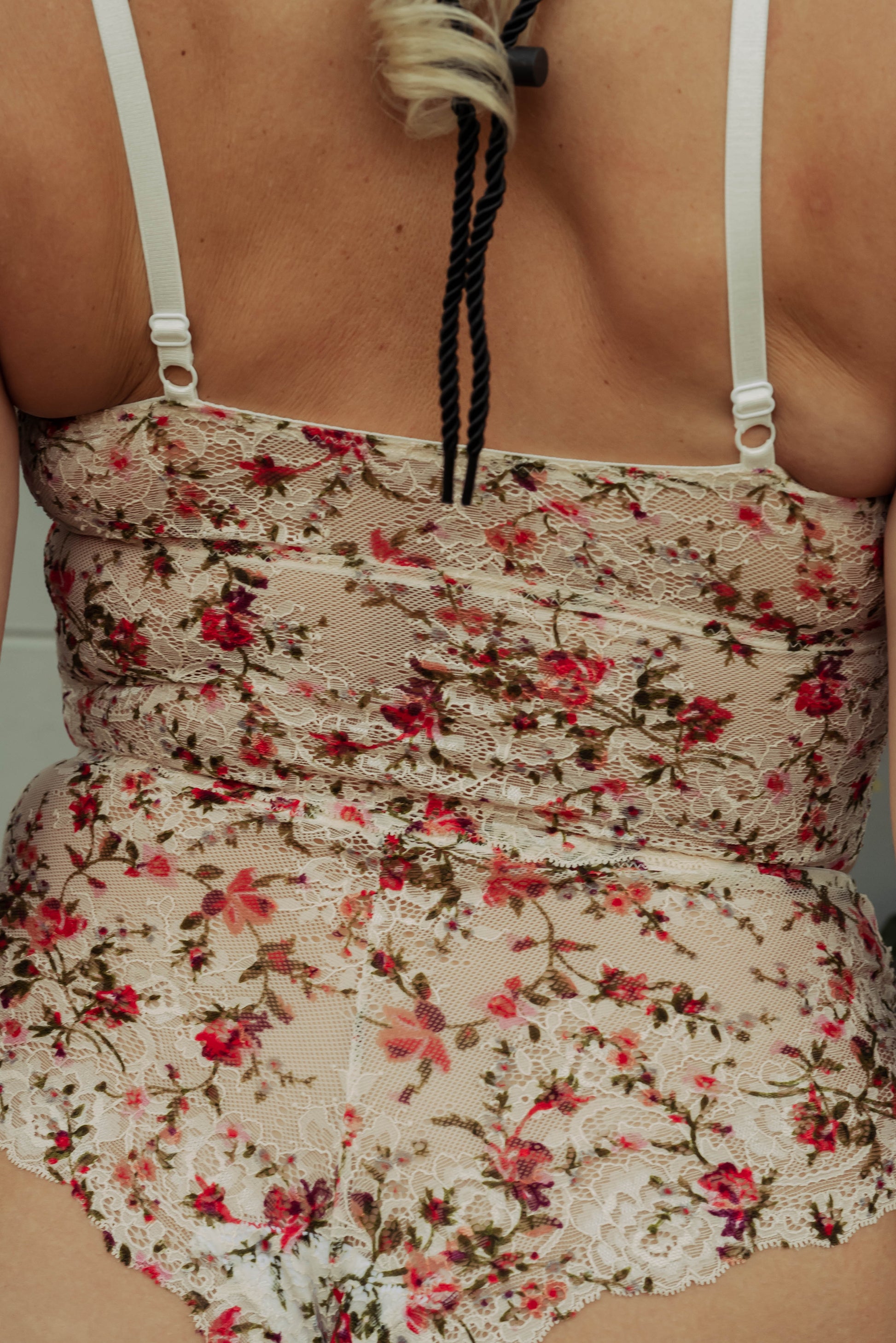 WOMAN IN FLORAL LACE BRALETTE SET