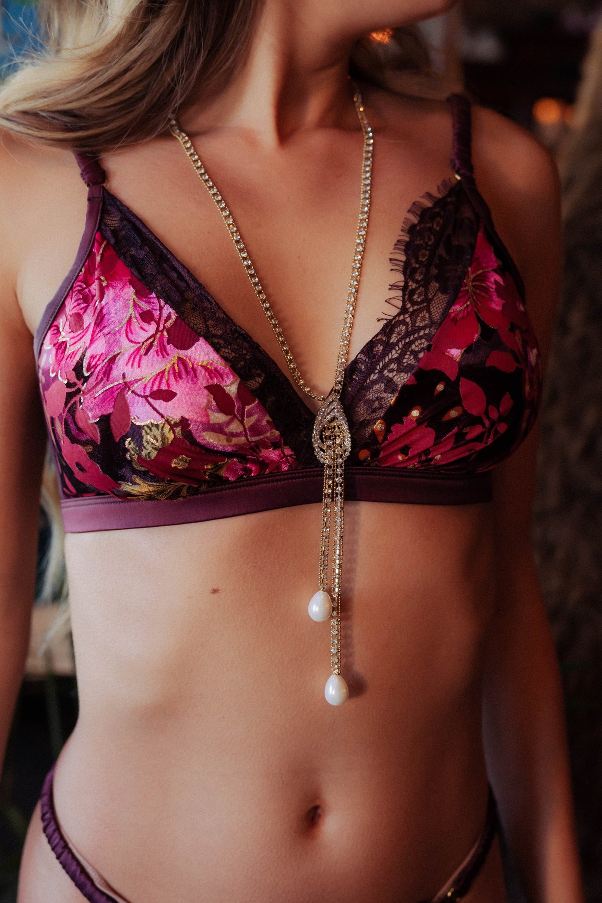 WOMEN WEARING BRALETTE