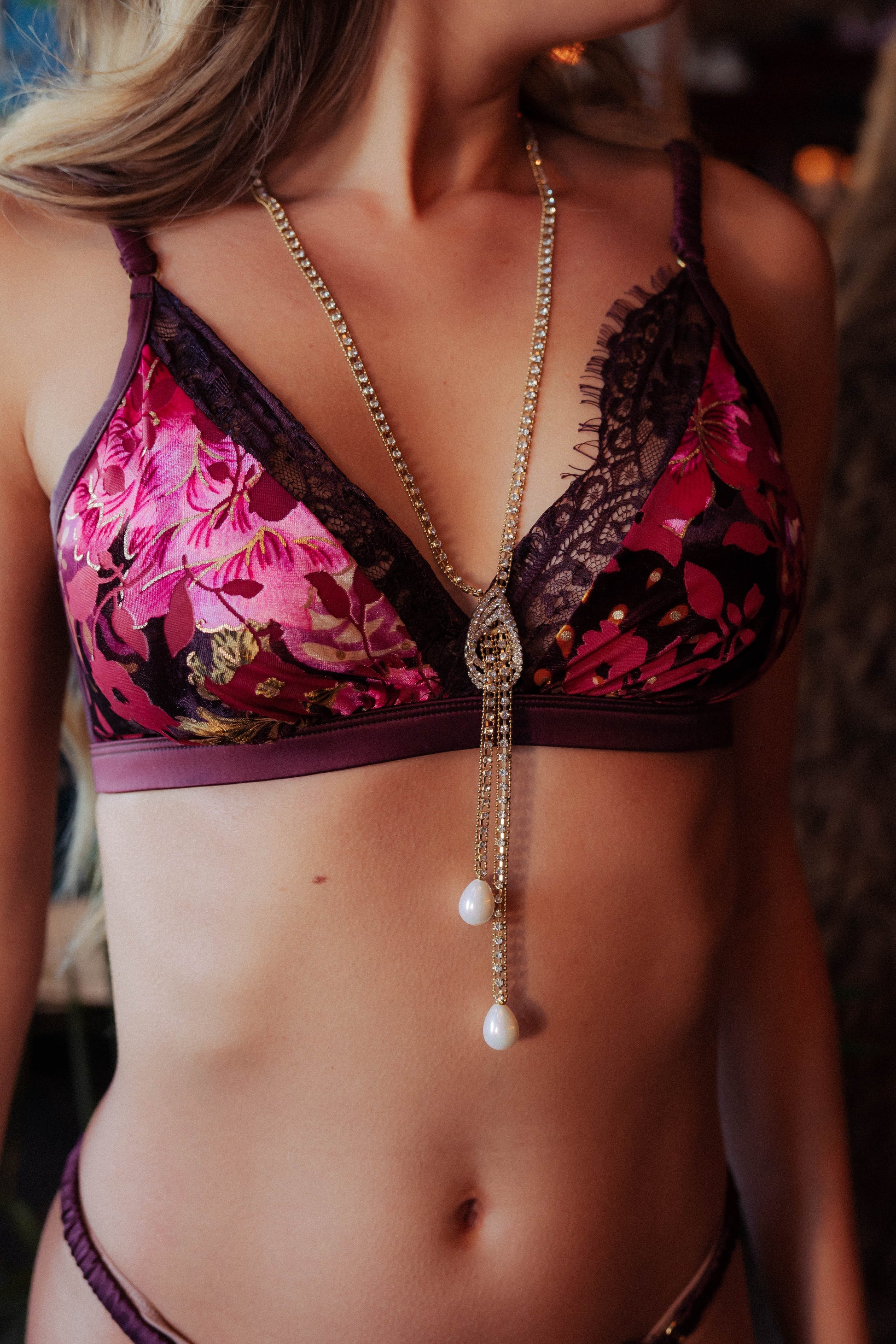 WOMEN WEARING BRALETTE